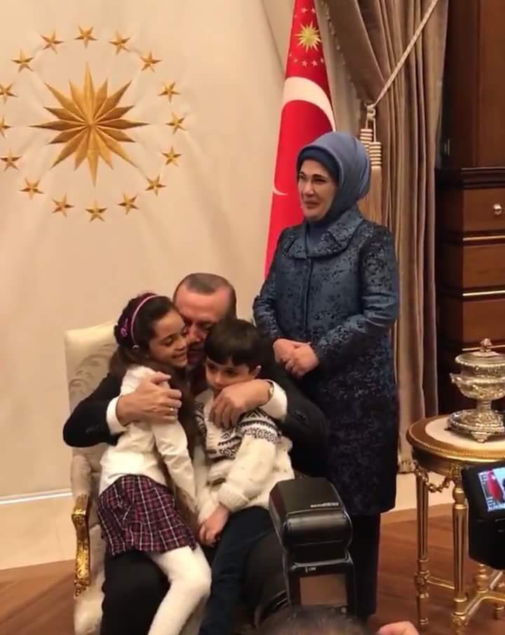 haythamabokhal1's tweet photo. الرئيس أردوغان يستقبل عائلة الصحفية الطفلة با��ةالعبدمن حلب 
عقب إغتيال السفير الروسي وتفاهمات مهمة مع الروس
رقبتنا إتلوحت من مرجيحة السياسة! https://t.co/saIO4Sdogc
