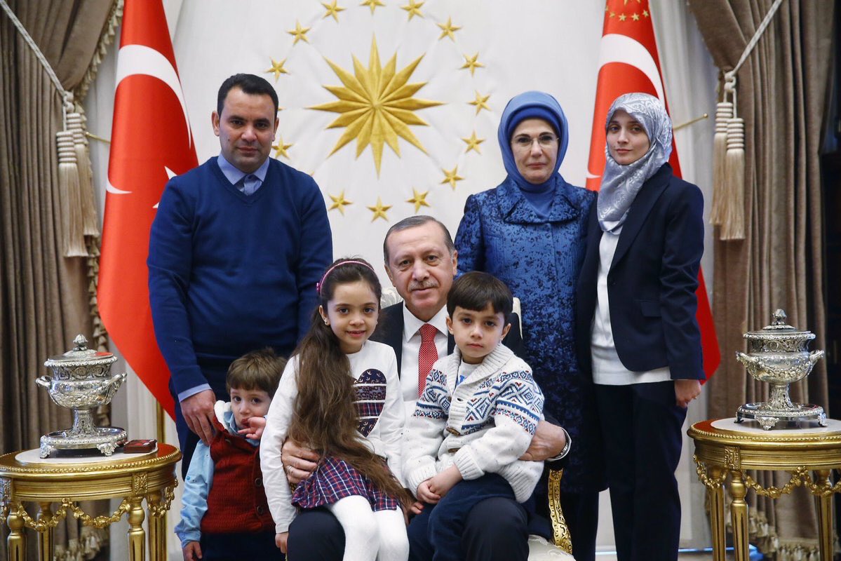 haythamabokhal1's tweet photo. الرئيس أردوغان يستقبل عائلة الصحفية الطفلة با��ةالعبدمن حلب 
عقب إغتيال السفير الروسي وتفاهمات مهمة مع الروس
رقبتنا إتلوحت من مرجيحة السياسة! https://t.co/saIO4Sdogc
