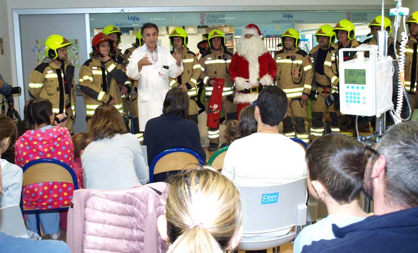 HospitalLaFe's tweet photo. ¡Gracias a 🎅y a @bomberosvlc por sacarnos tantas sonrisas! #NavidadLaFe #NadalLaFe 🎄 #DepartamentLaFe https://t.co/GEWzvzAiCu https://t.co/F6hmi775ye