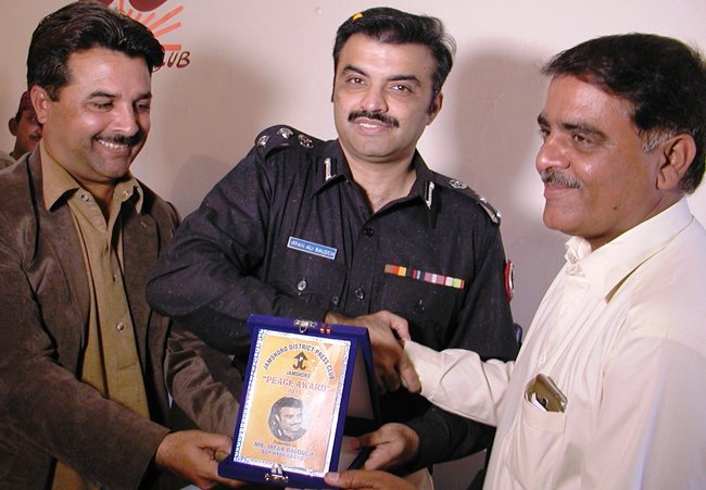 Sspirfan's tweet photo. JAMSHORO PRESS CLUB PEACE AWARD FOR SSP HYD IRFAN BALOCH https://t.co/CJvMIFrTvm