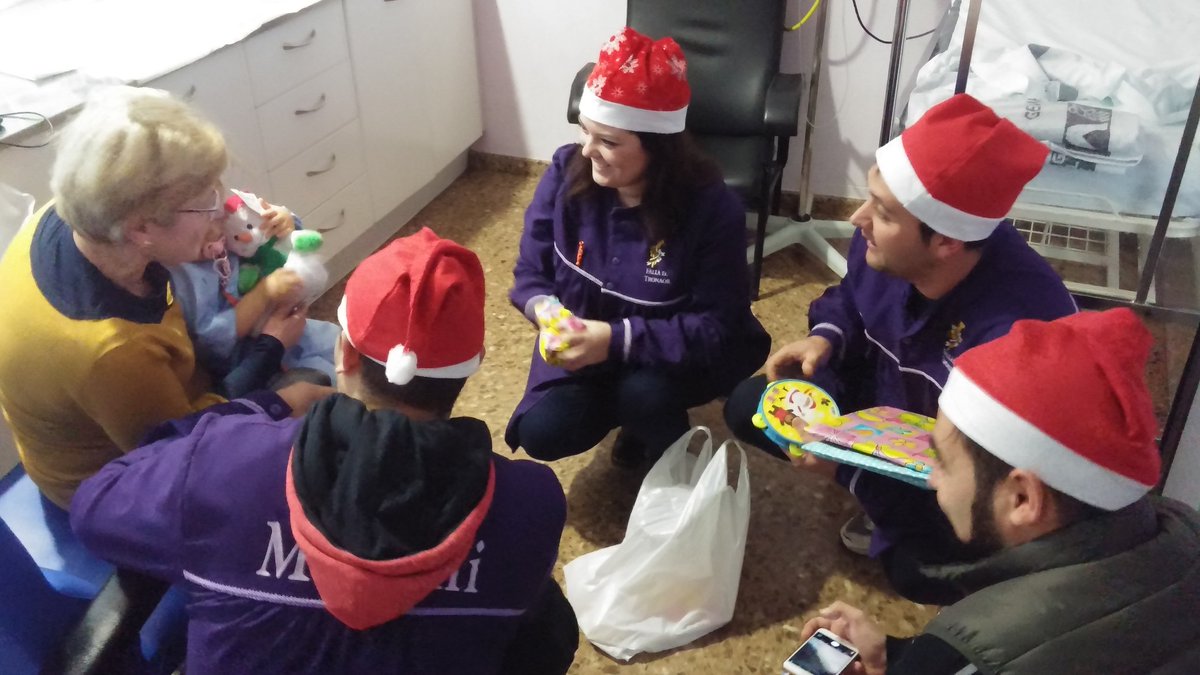 Hoy hemos estado en la planta de Pediatría del hospital de sagunto intentando hacer un poco mas agradable la estancia alli a los peques.