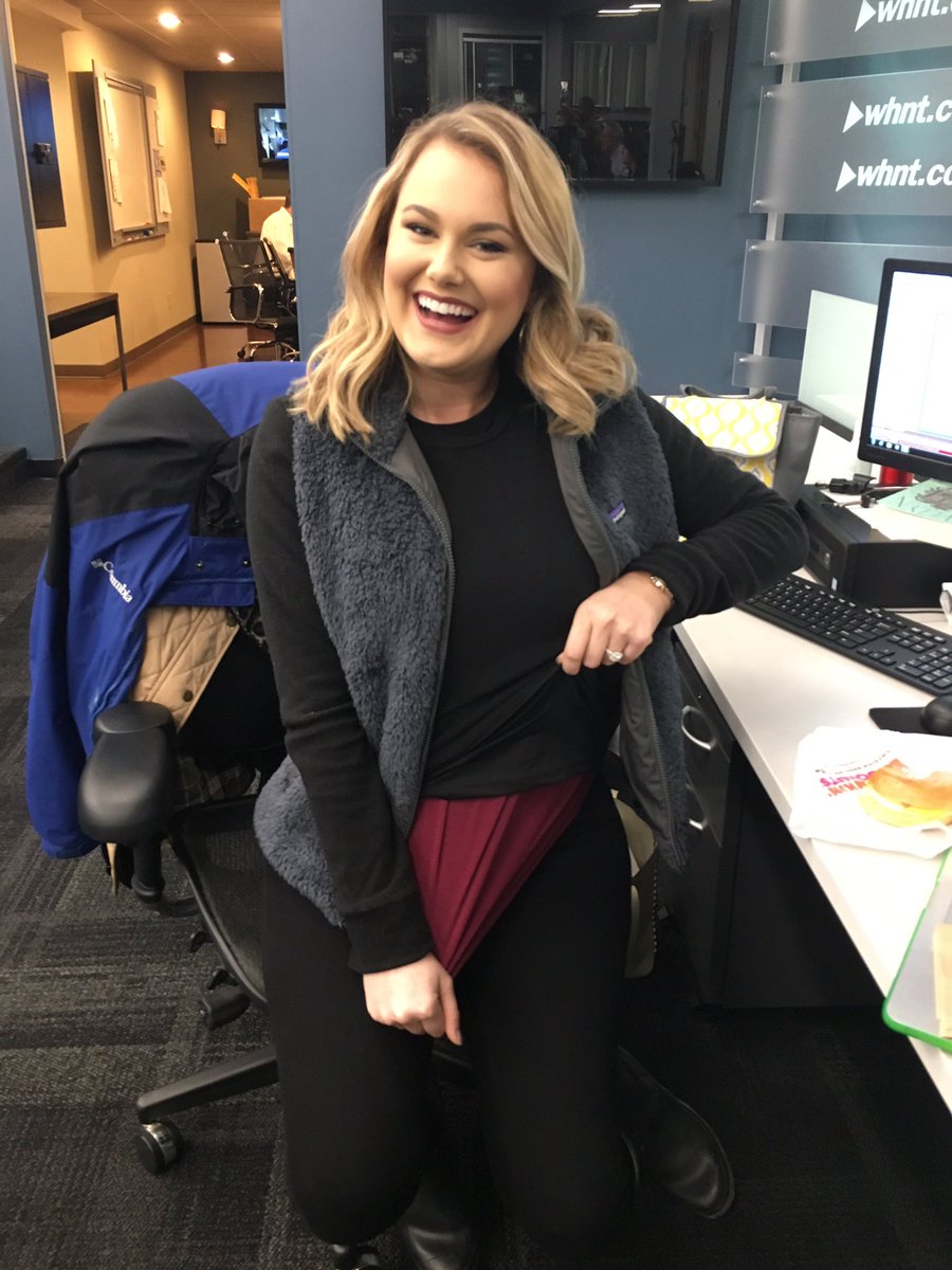 CrownJournalist's tweet photo. This is what it takes for my Florida bestie, @SarahMacaluso , to prepare for a freezing fog advisory! @whnt #fivelayers https://t.co/il8H3IcNWF