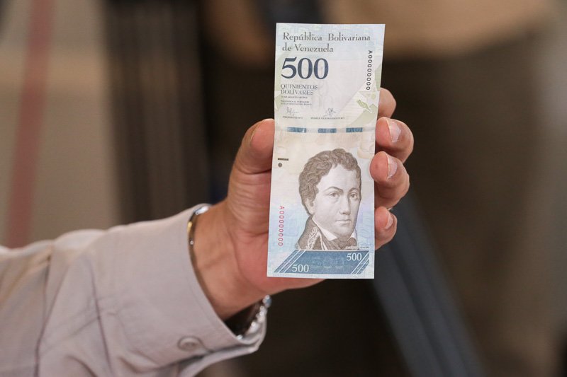 VTVcanal8's tweet photo. ECONOMÍA 

Arribaron 12 millones de piezas de billetes de Bs. 500, informó Presidente @NicolasMaduro https://t.co/1An00Ee1xs https://t.co/9S1vDZxKzr