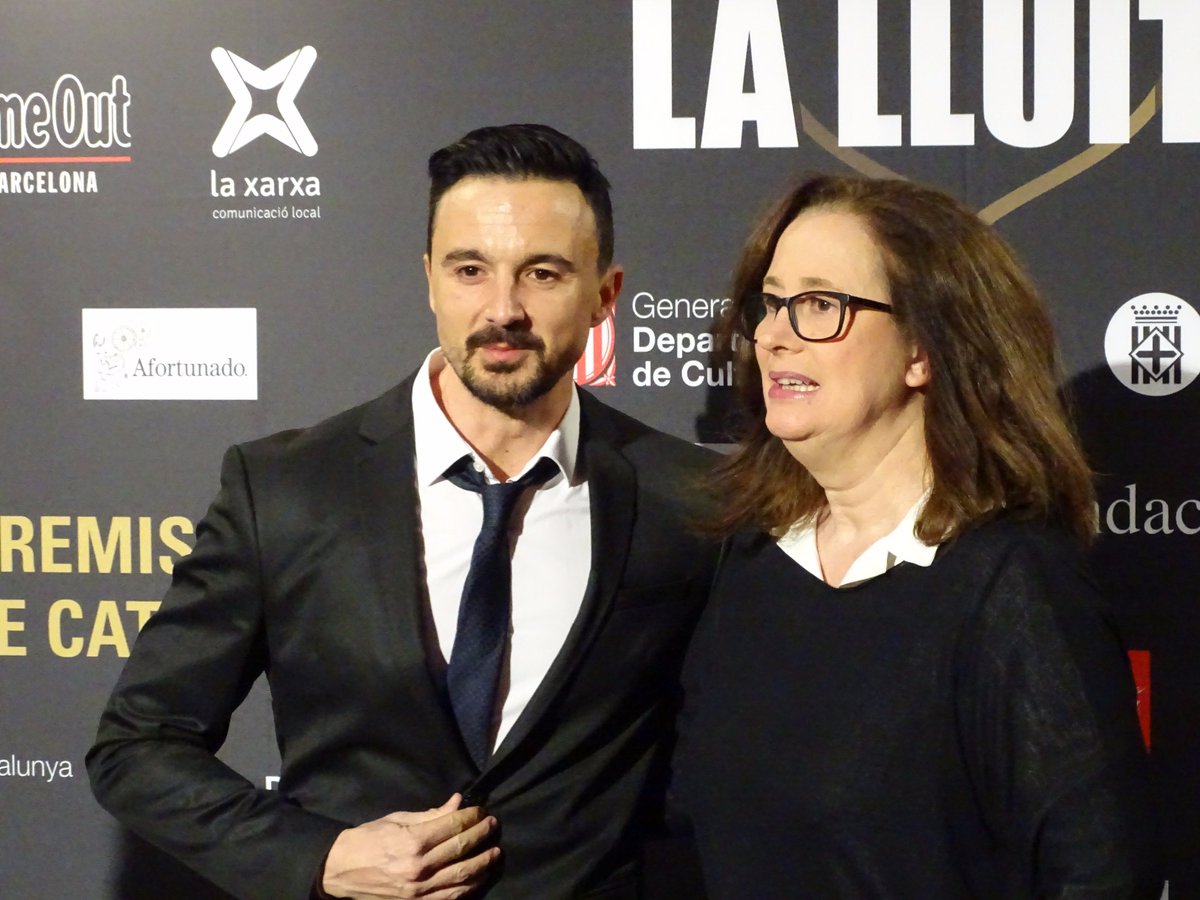 Pili_stage's tweet photo. En Guillem Clua ( @guillemclua ) i l'Elisenda Roca ( @elisendastone ) al photocall dels PREMIS BUTACA.
#Butaca16 https://t.co/E6h3rRUvOz