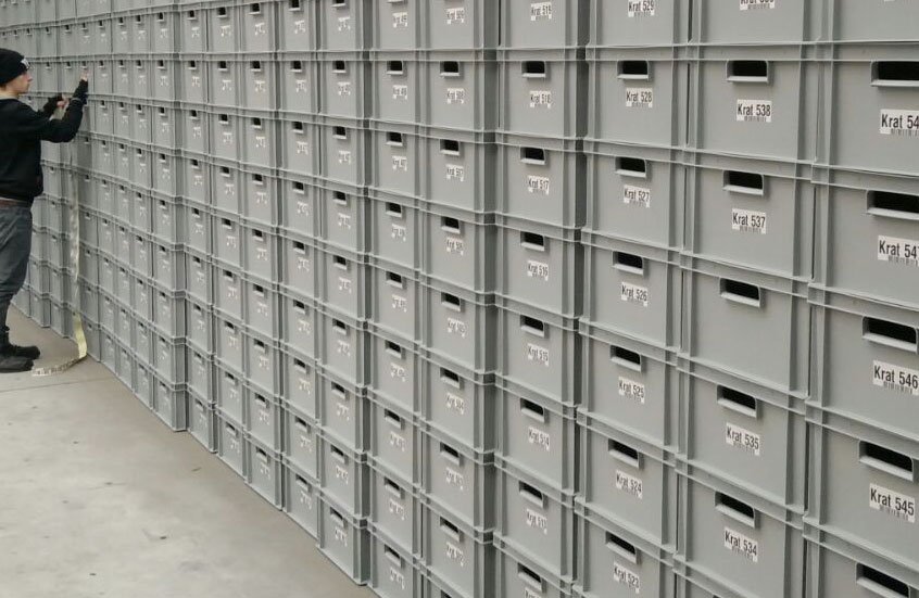 Magazijn wordt uitgebreid: kratjes plakken