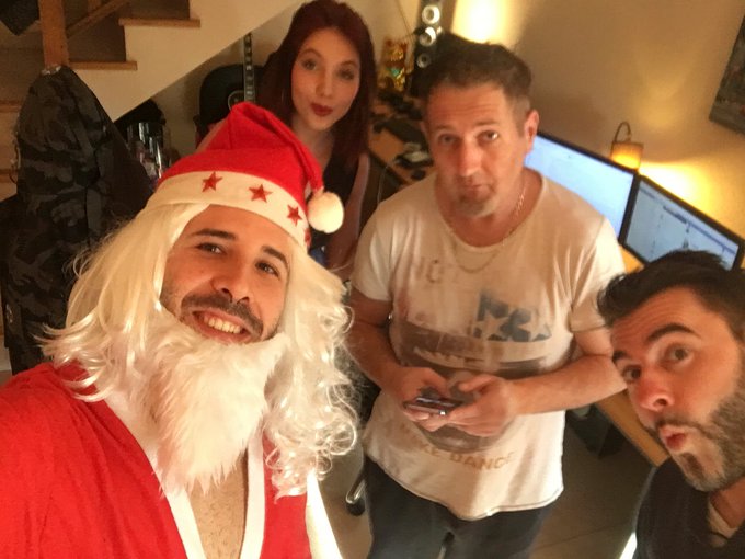 Papa Noel se va a poner a repartir turr&oacute;n en barra ! A @kimber_delice  en @MMM100_kemaco https://t.c