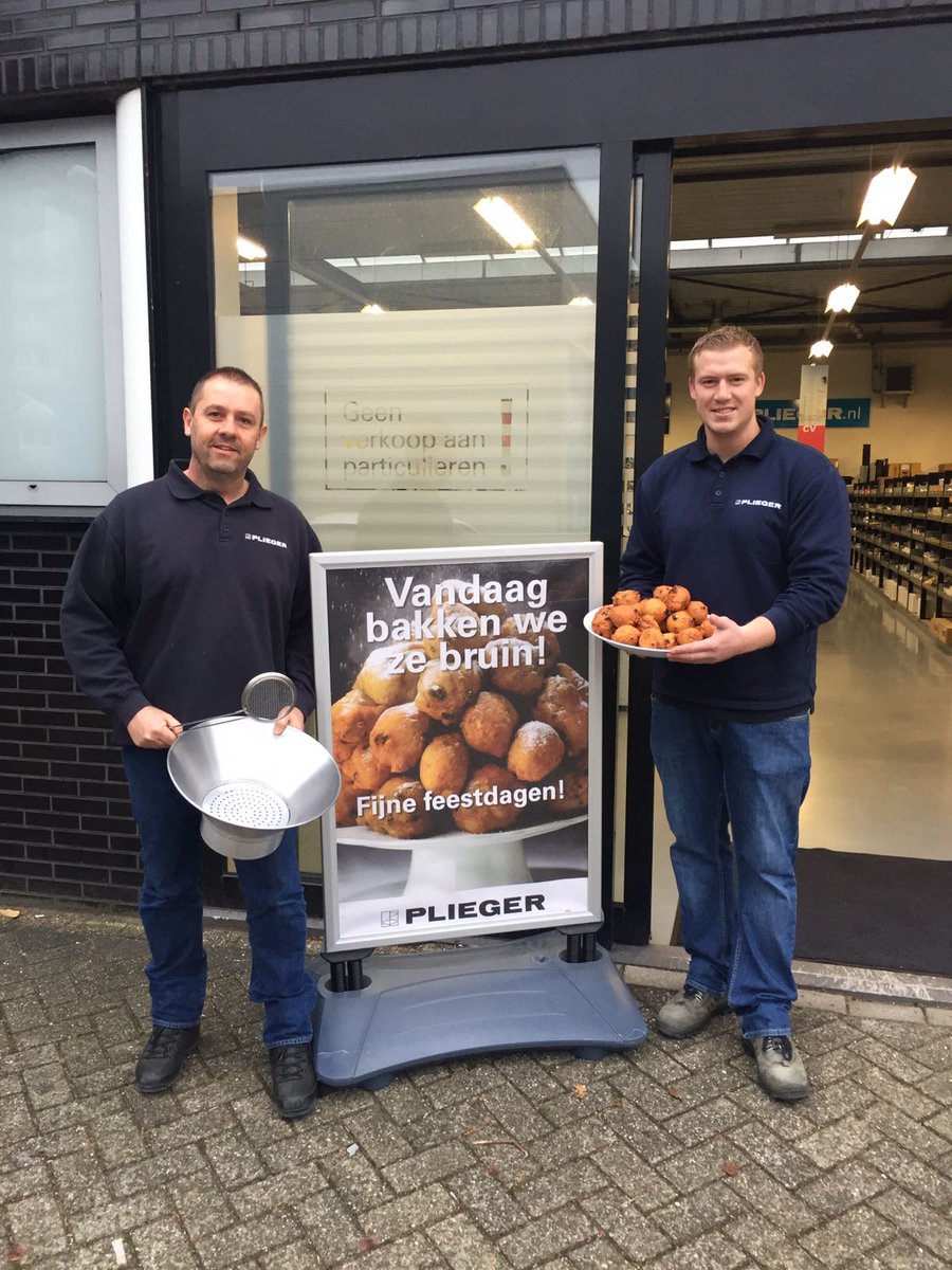 Scoor op weg naar huis nog snel even een lekkere verse zelfgebakken #oliebol bij #Plieger in Capelle a/d IJssel! Tot zo!