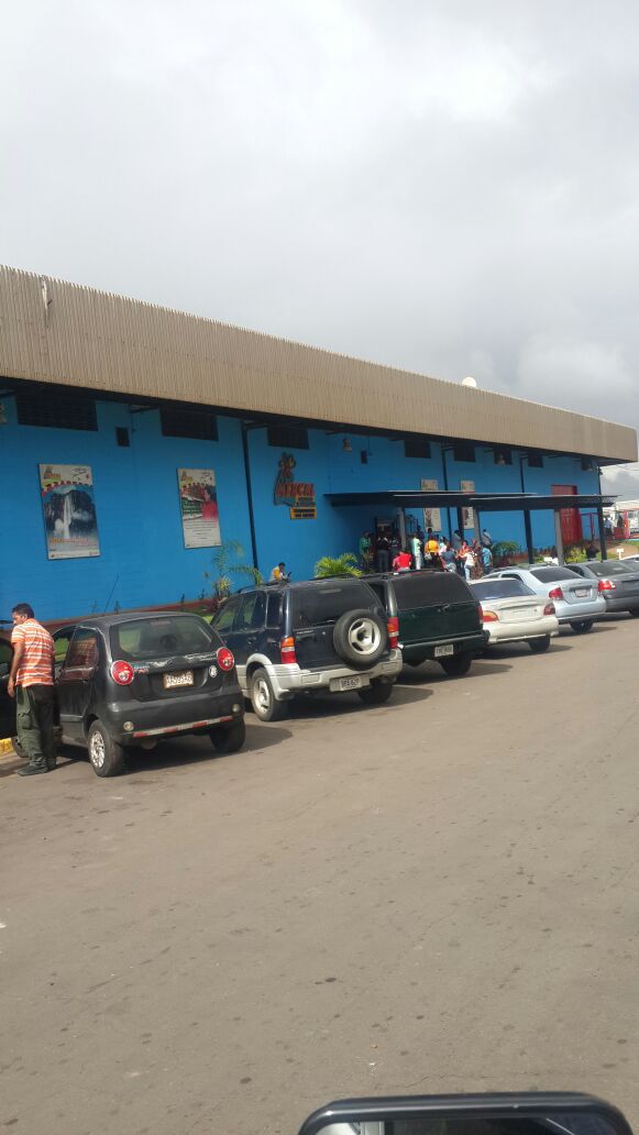 21/12/16 11:15 am <a href="/EnfoqueGuayana/">EnfoqueGuayana</a> <a href="/DiariodeGuayana/">El Diario de Guayana</a> <a href="/trafficGUAYANA/">traffic GUAYANA</a> Rumores de saqueo de mercal en #Guayana es falso