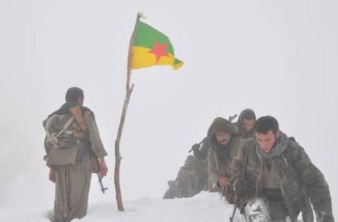 heval_zozan's tweet photo. "Hava Soğuk Etrafı Hafiften Aydınlatan Az Önce Yaktığımızın Ateşin İşığı Altında Yazıyorum Bu Satırları 12 Kişiyiz Ölmek İçin Çıktık Bu Yola https://t.co/gLaV8IBTjY