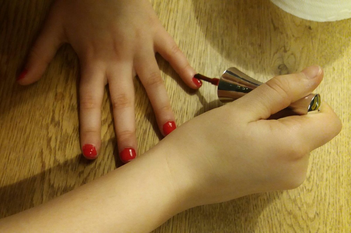 Ook dochterlief en ik hebben onze nagels gelakt voor #Tijn. Doe mee! kominactie.3fm.nl/actie/lak-aan maar ook nl.dreamordonate.com/dromen/geef-ze…