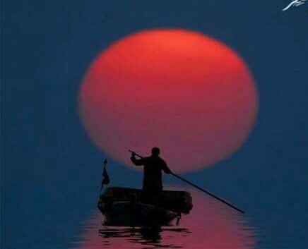 لكي تبحر في سعادة ليس لها ساحل
اركب زورق التقوى...................
وليكن مجدافك ذكر الله..............