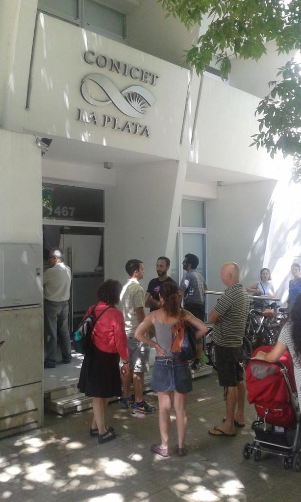 DiarioPulse's tweet photo. Crece la bronca por el ajuste del Gobierno en Ciencia y la toma se extiende al CONICET La Plata (Fotos @EzequielLasta) https://t.co/9fzN6odOtE