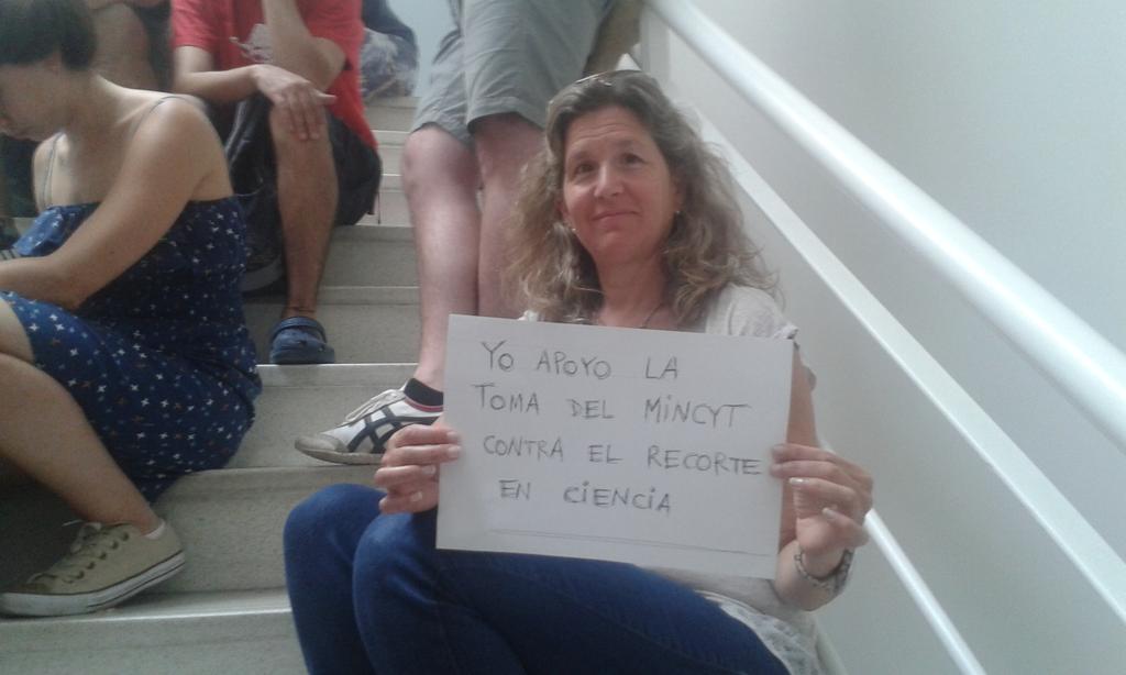 DiarioPulse's tweet photo. Crece la bronca por el ajuste del Gobierno en Ciencia y la toma se extiende al CONICET La Plata (Fotos @EzequielLasta) https://t.co/9fzN6odOtE