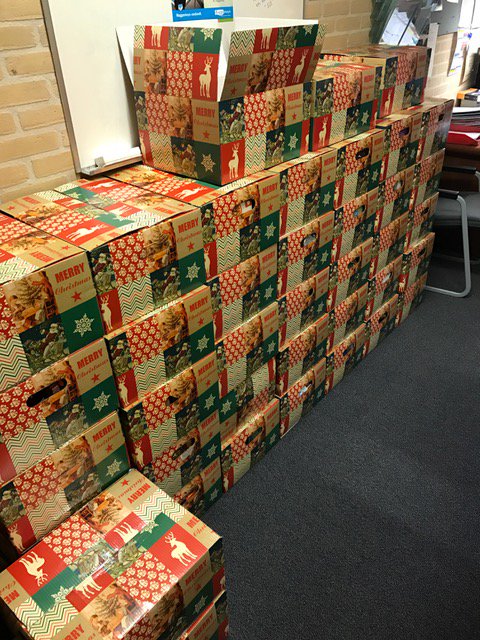 ReggesteynN's tweet photo. Raad van Kerken Nijverdal blij kunnen maken met 43 goed gevulde kerstpakketten voor de minima in de gemeente @HELLENDOORNnl @ReggesteynN 1/2 https://t.co/Y4hD961RqV