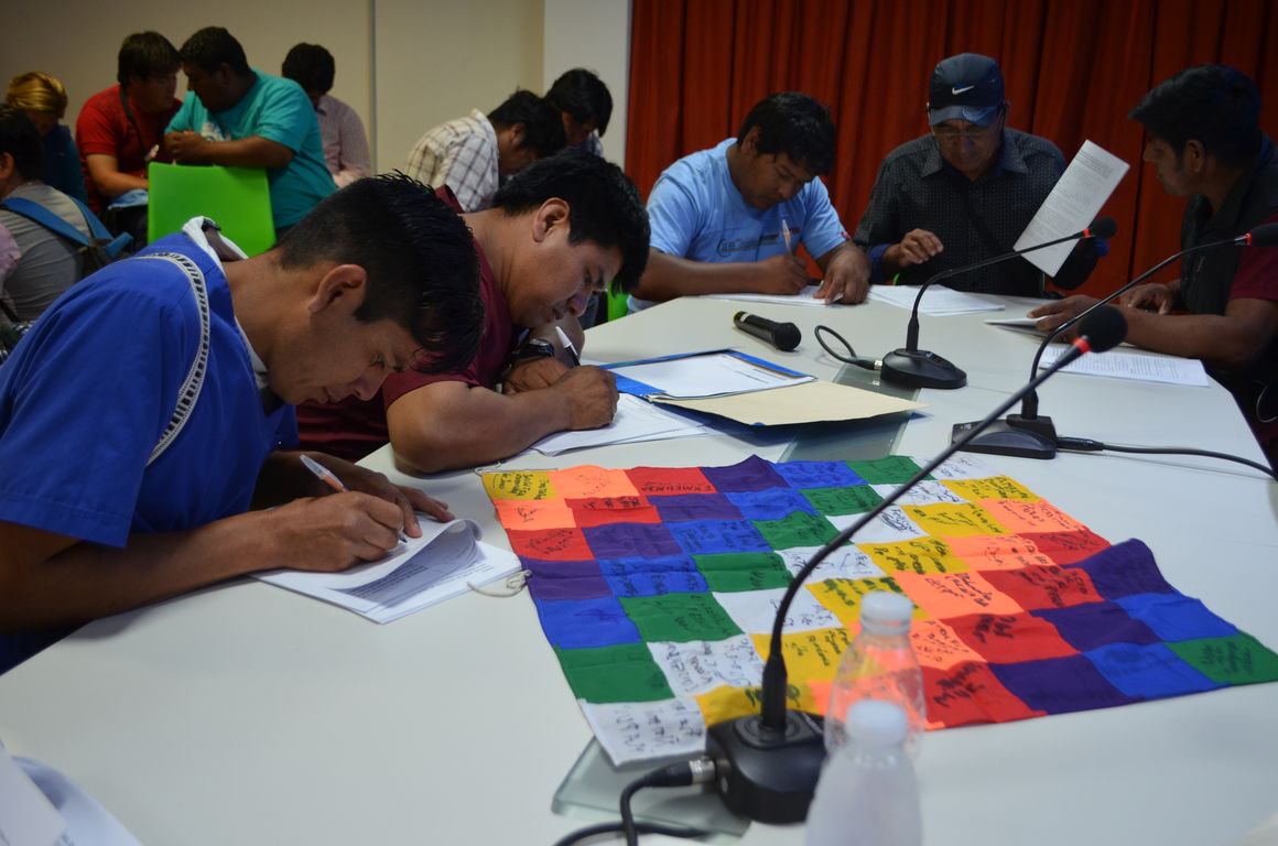 URSudoeste's tweet photo. Agentes Sanitarios Indigenas #FirmanConvenios de Continuidad de Becas con @ChacoSalud @msalnacion en @URSudoeste https://t.co/URL5VRlvSF
