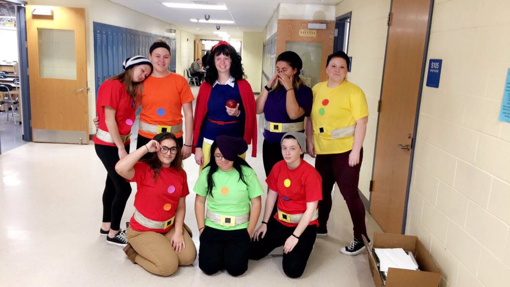 CoachJMull's tweet photo. Snow White and her 7 Dwarfs π#characterday2016 https://t.co/8TvWrD9p7R