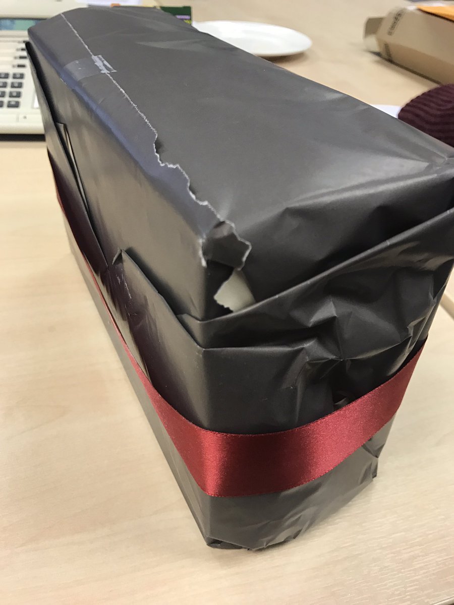 ChristianaAldea's tweet photo. Paid £4 for @AmazonUK to wrap my Christmas gift and I get this. https://t.co/2NXluVll55