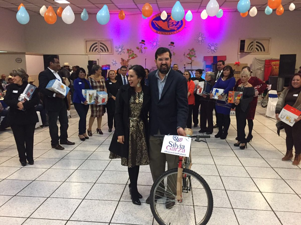 bernardoglz's tweet photo. Ambientazo ayer en Frontera con nuestra Senadora @silvia_garza y nuestro alcalde @AmadorMorenoLpz #Gracias #Posada16 https://t.co/FzFuU70aaw