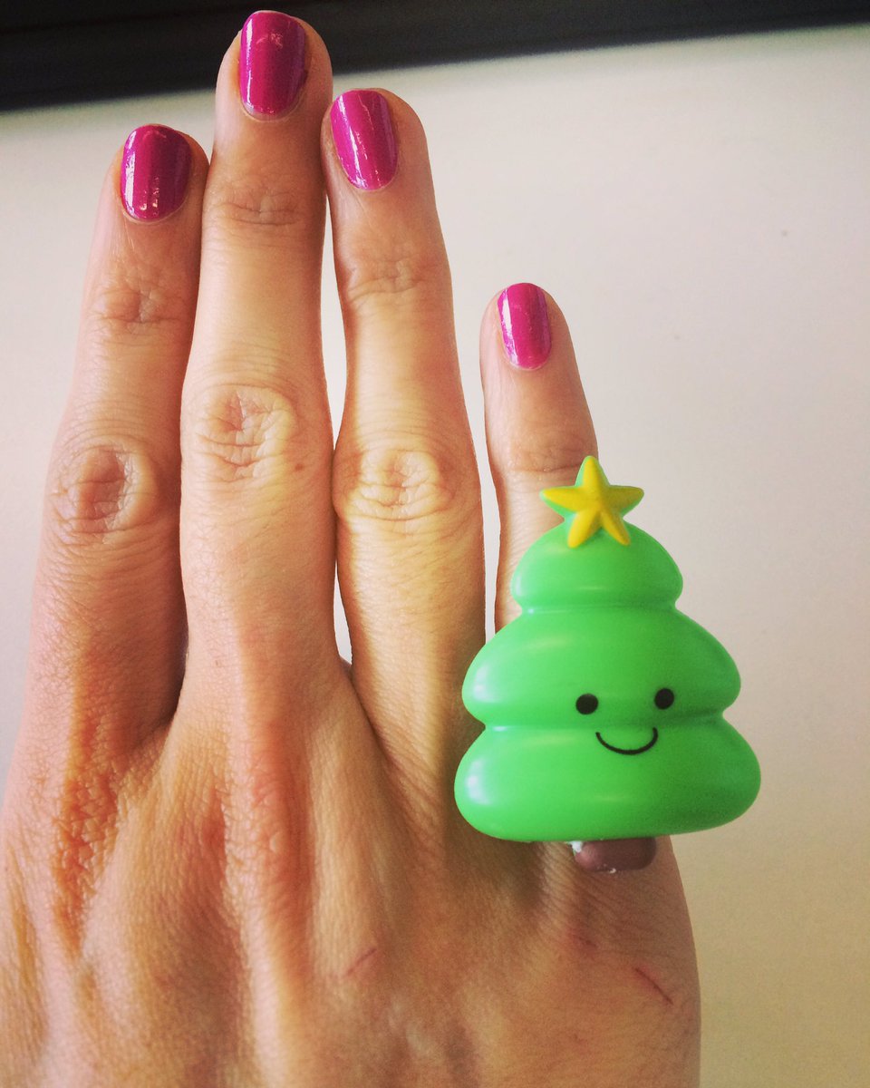 filledwithdark's tweet photo. I got pinkie engaged to Christmas. #spreadcheer #behappy https://t.co/fjMB8Y7LVD
