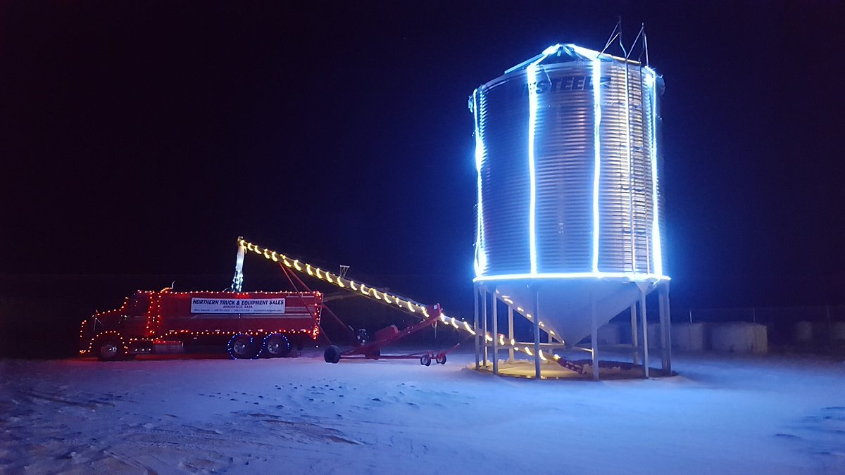 bdmolnar's tweet image. Now that's a Christmas display! @AgGrowthIntl @Westeel_1905 # Westfieldaugers