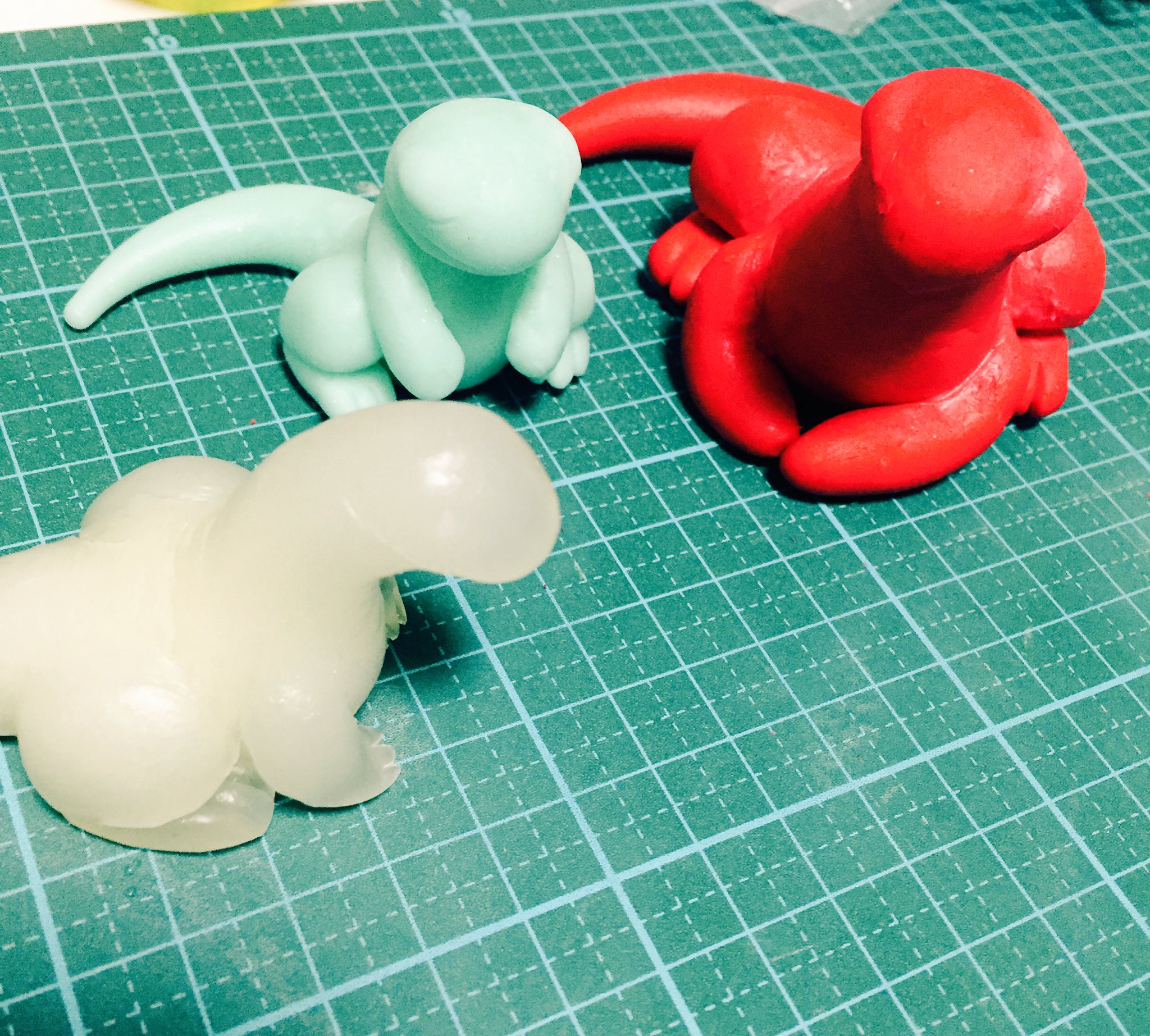 眠り竜の館 すーじー Sur Twitter 乾燥中の子達 そこそこ大きさがあるので 完全に乾くまで時間 かかってしまいます 粘土用の乾燥機ほしくなる 樹脂粘土 ドラゴン T Co D5kzuiebvj Twitter