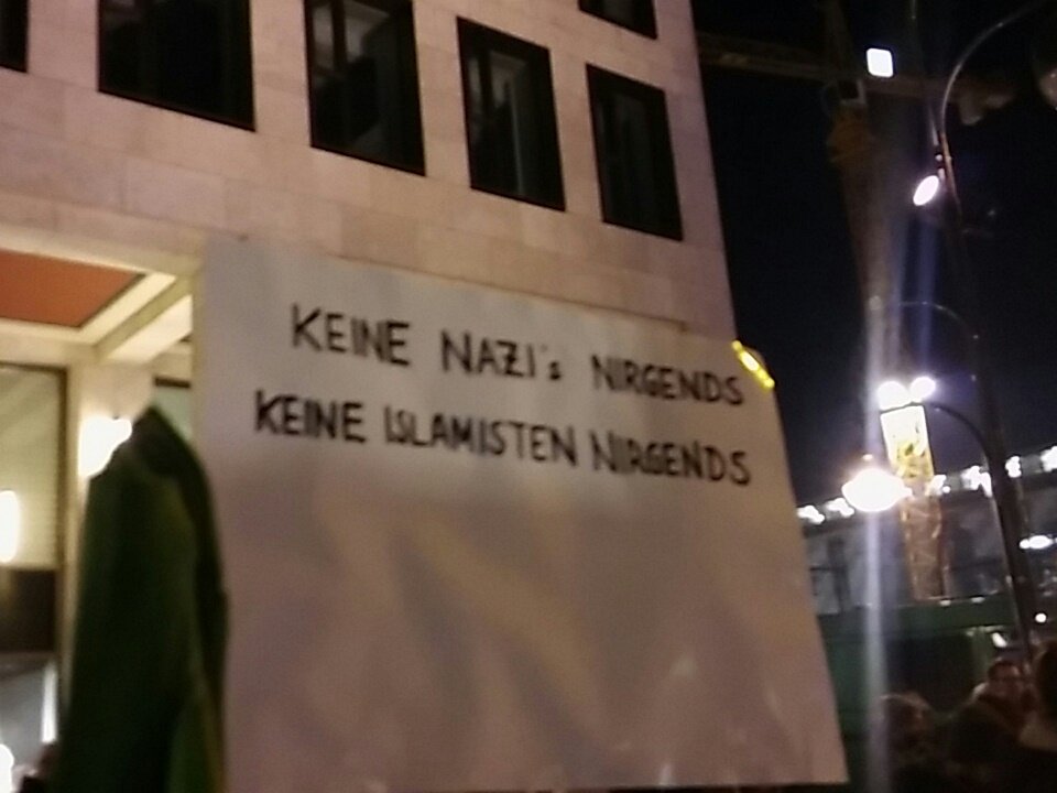 BBgegenRechts's tweet image. Die Kundgebung füllt sich langsam. #b2112 #Breitscheidsplatz #nonpd