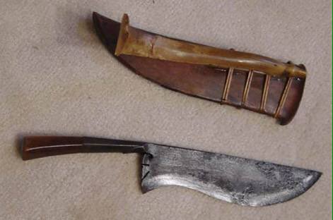emonok1's tweet image. ウェドング:14~19世紀頃、ジャワで使われた儀式用短剣。全長20~30cm。片刃で中間部が幅広、普通の山刀のように見えるが、これを携帯できるのは、王族のようなごく一部の上流階級のものに限られた。国を支配するうえで、王族の権威の象徴的意味あいもあった。https://t.co/WWYE46w5lI