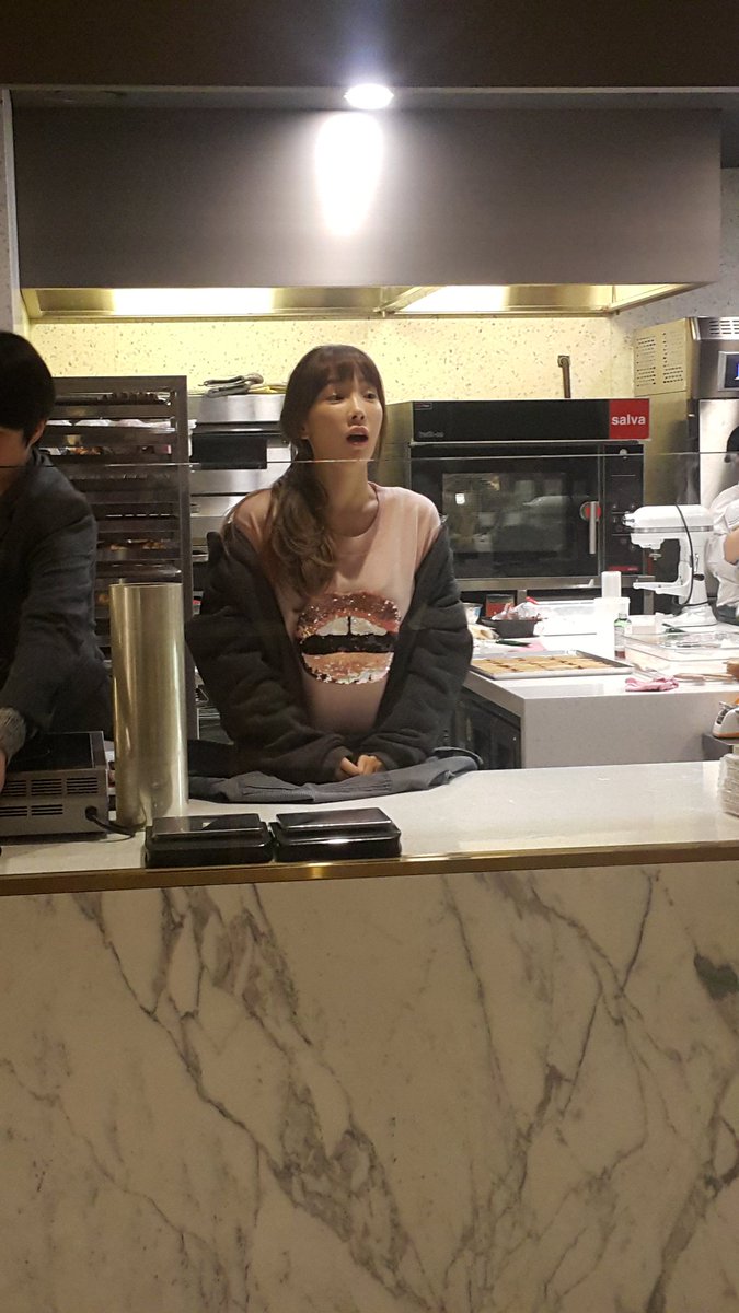 [PIC][20/21-12-2016]TaeYeon xuất hiện tại SUM CAFÉ để tham gia làm bánh Giáng Sinh vào chiều nay C0NoauiVEAAzAts