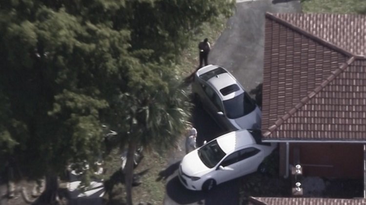 Driver crashes into a home in #MiamiLakes bit.ly/2iaLCXd https://t.co/uT29rQGx5z