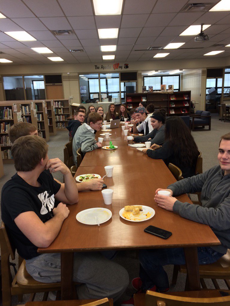 MarciaForreste1's tweet image. Thank you, thank you desk assistants!  We appreciate you!😍#hslibrary #mslibrary #TheApacheWay