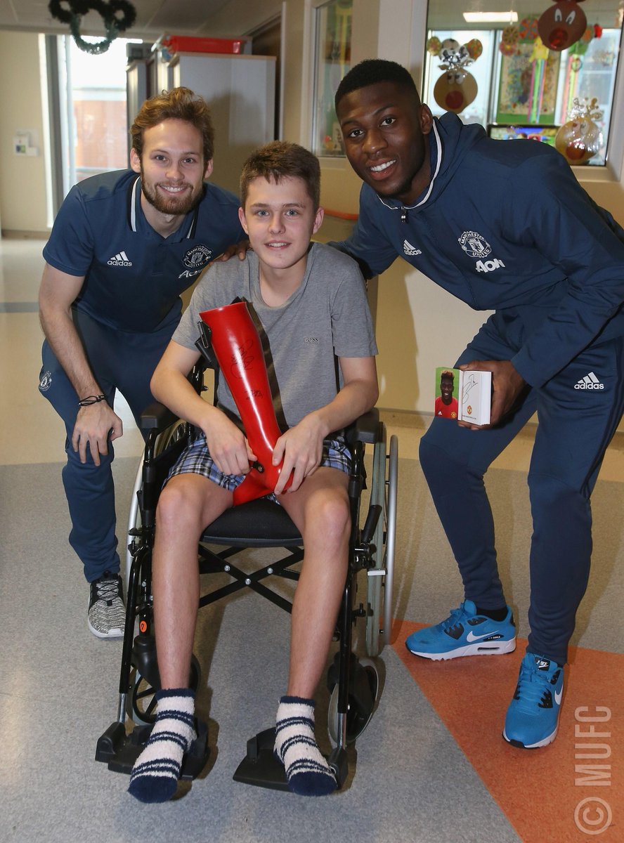 ManUtd's tweet photo. Spreading Christmas cheer with @MU_Foundation! #MUFC https://t.co/cACBw6BUxq
