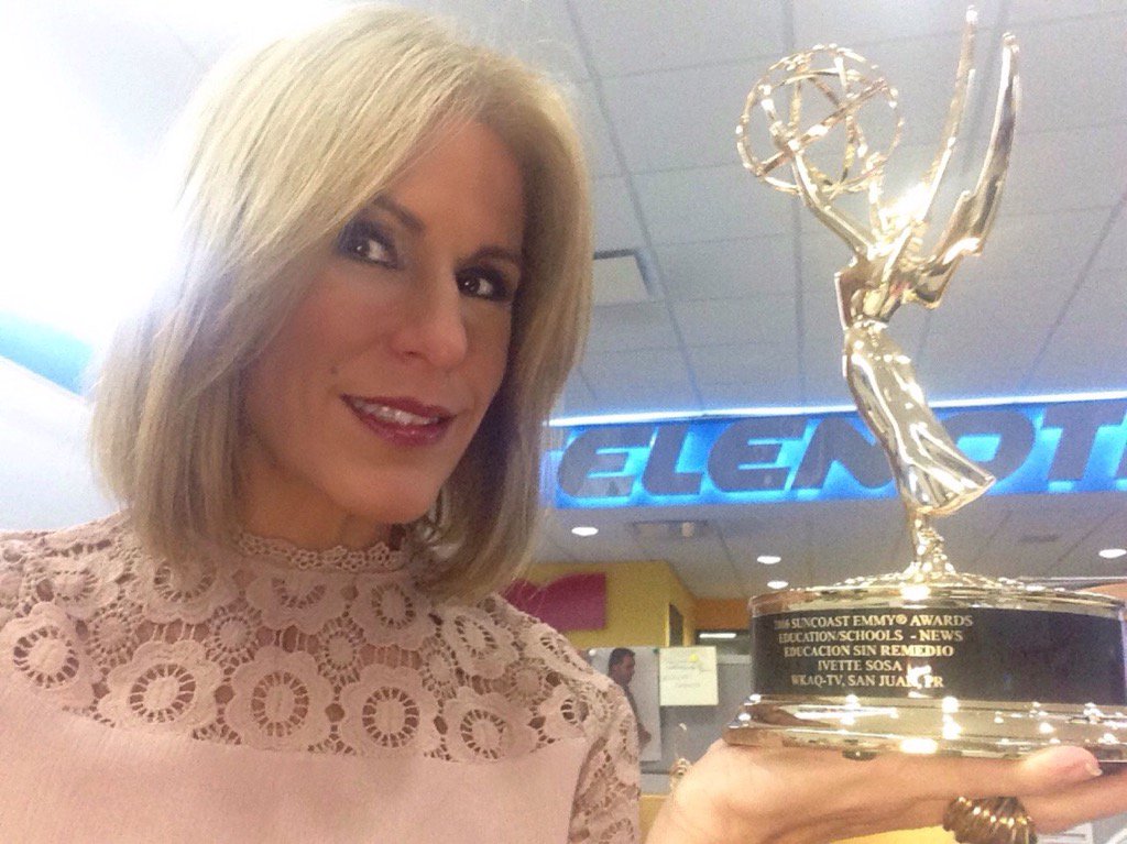 ivettesosaT2's tweet photo. Al fin llegó mi estatuilla del #Emmy2016 #Educacionsinremedio @TelenoticiasPR https://t.co/2HjvzhnkvN