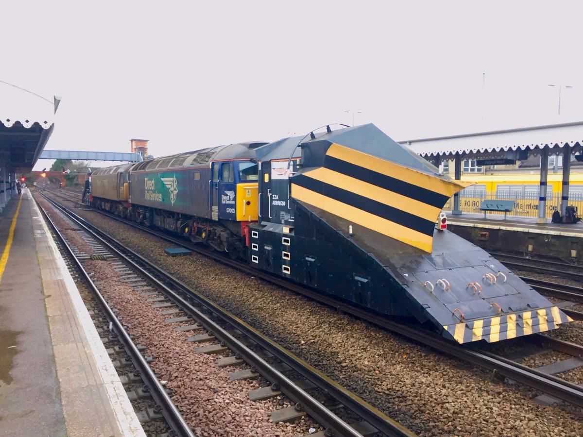 MedFreightFan's tweet photo. #Shed 66067 on #MedwayValleyFreight overtaking #DRS 57310 &amp; 57003 with #NetworkRail #Snowplough at 1345 today #PaddockWood #MerryChristmas https://t.co/UjH8gQ997g