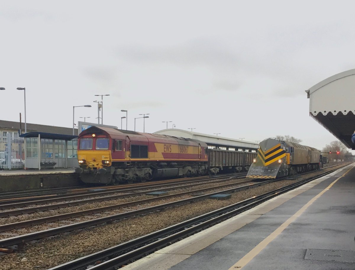 MedFreightFan's tweet photo. #Shed 66067 on #MedwayValleyFreight overtaking #DRS 57310 &amp; 57003 with #NetworkRail #Snowplough at 1345 today #PaddockWood #MerryChristmas https://t.co/UjH8gQ997g