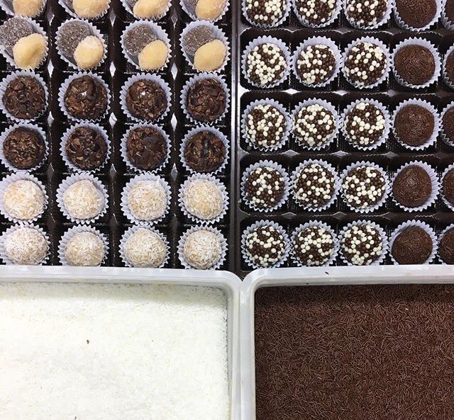 DollopApp's tweet photo. Love chocolate🍫? #DollopApp let's you text or email a friend a yummy surprise 😋 from @brigadeironyc in #NYC https://t.co/uauha3K3jf
