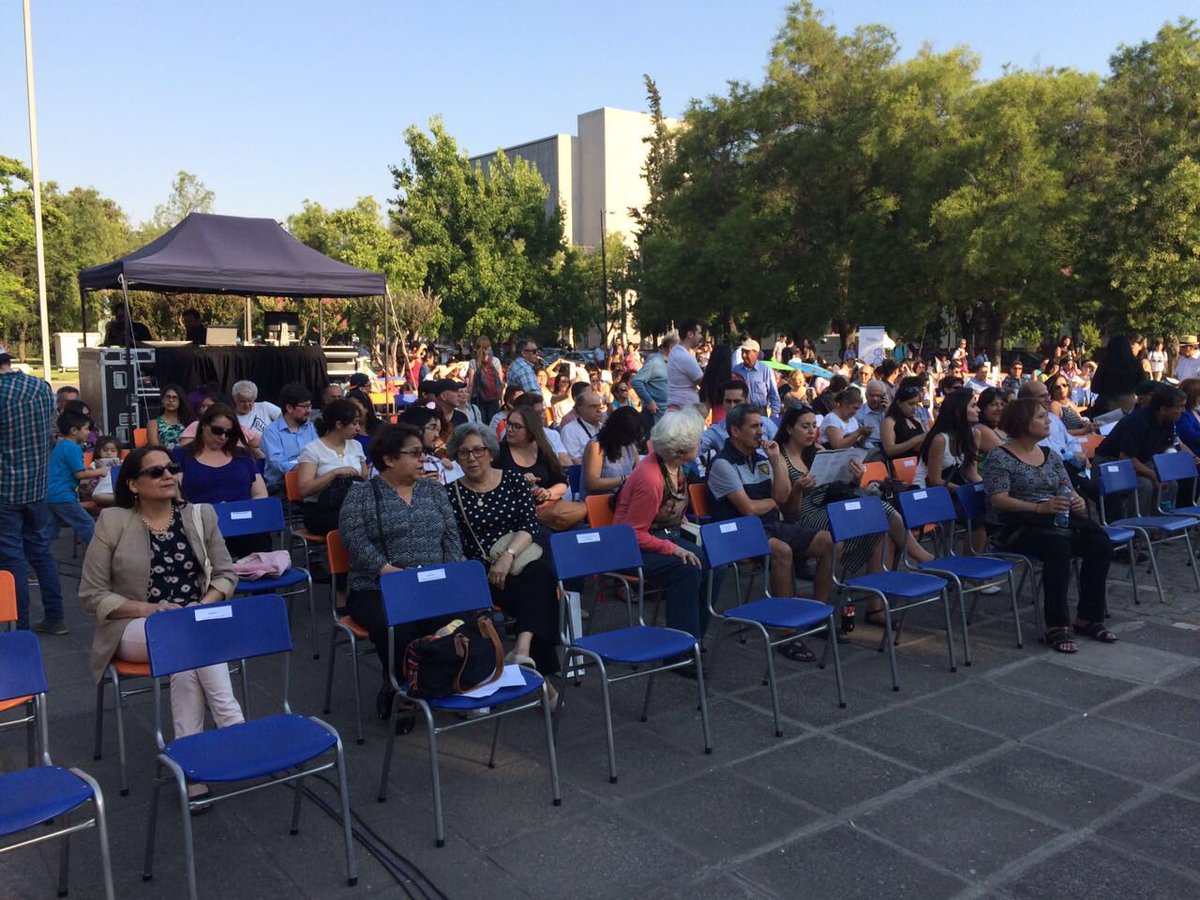 extensionusach's tweet photo. Comienza a llegar público a la explanada de nuestra casa central @usach, a minutos del gran #ConciertoNavidadUsach 🎼🎅🏼 https://t.co/4IOKzf8nQ7
