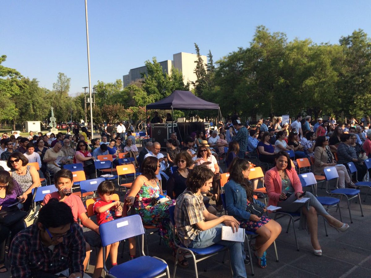 Comienza a llegar público a la explanada de nuestra casa central <a href="/usach/">Universidad de Santiago de Chile</a>, a minutos del gran #ConciertoNavidadUsach 🎼🎅🏼