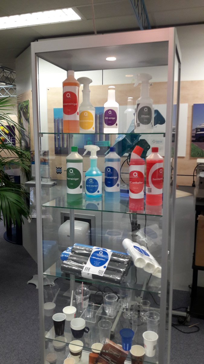 De lijn schoonmaakmiddelen van Qleaniq staan mooi in de showroom van @vanderwindt_nl