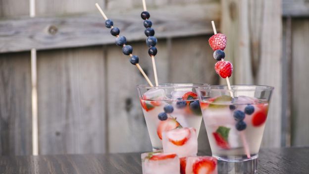TelevisaEstilo's tweet photo. #FelizMiercoles #EnEstaTemporadaSiempre  ¡No podrás resistirte ante esta ginebra de frutos rojos!  https://t.co/zZVgjskKw5 https://t.co/JjL6m5LsLv