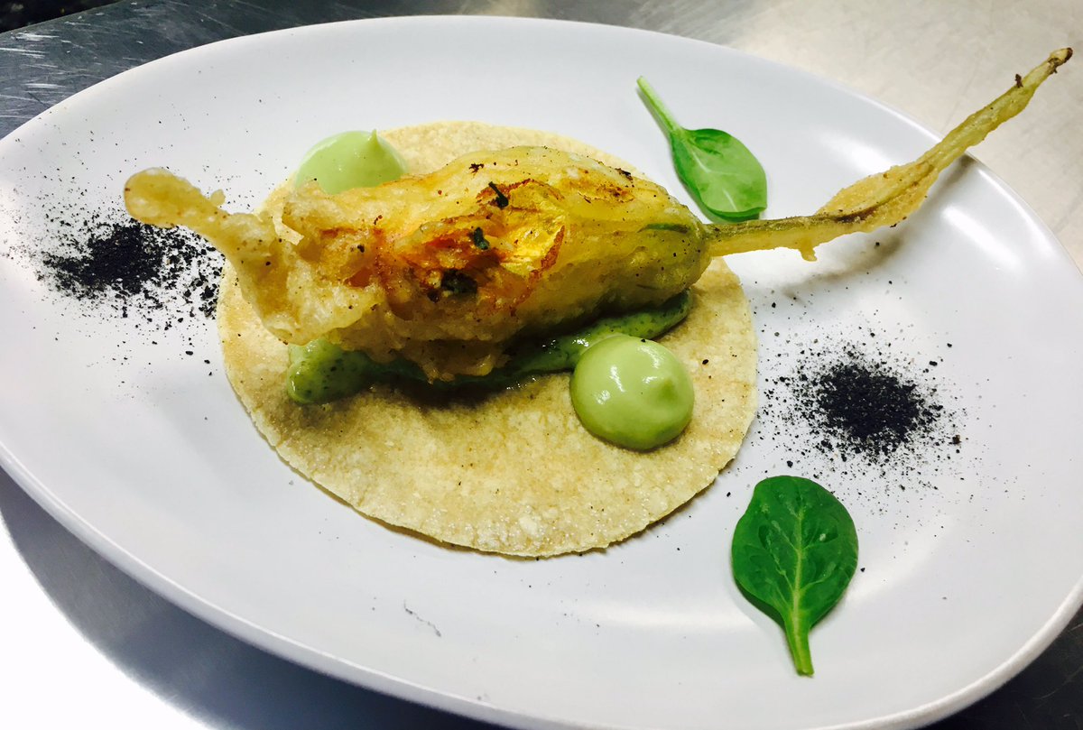 nandomarufo's tweet photo. Taquito Individual, Flor de Calabaza Rellena de Quesos Tabasqueños, Camarón y algo más !! https://t.co/zU84eNofQI