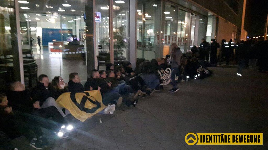 Blockade durch IB Aktivisten läuft. Polizei räumungsbereit. Schließt Euch an! #DefendBerlin #IBD #BlockCDU