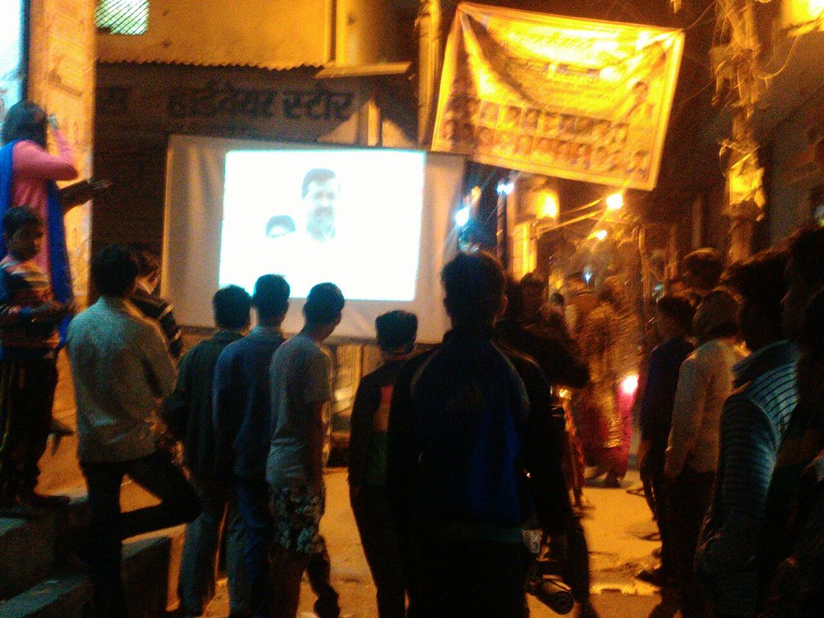 sanjeevbharti86's tweet photo. 21 dec 2016.. 8 lac scam by modi ji projector show  jagjeet nagar ward 254 m janta ko dikhate aap ghonda vidhansabha k krantikari sathi.. https://t.co/rJmpwhJlKk