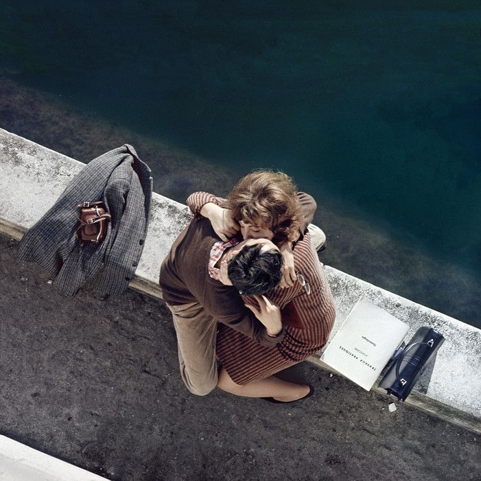 KeyriousCo's tweet photo. This is so endearing. What city is more romantic than #Paris? Vintage Photos of Romance https://t.co/FOOyovnAsR https://t.co/xRJZOTYkva