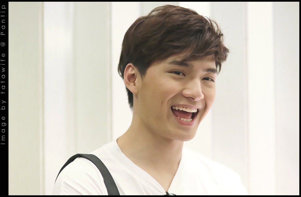 KarlTatawife's tweet photo. คริส พบปะแฟนคลับหลังอัดรายการ นอนดึก [21/12/2016] #1 ชอบรอยยิ้มของเธอนะ #StayStrongKristtps https://t.co/qPHRnW4dpx