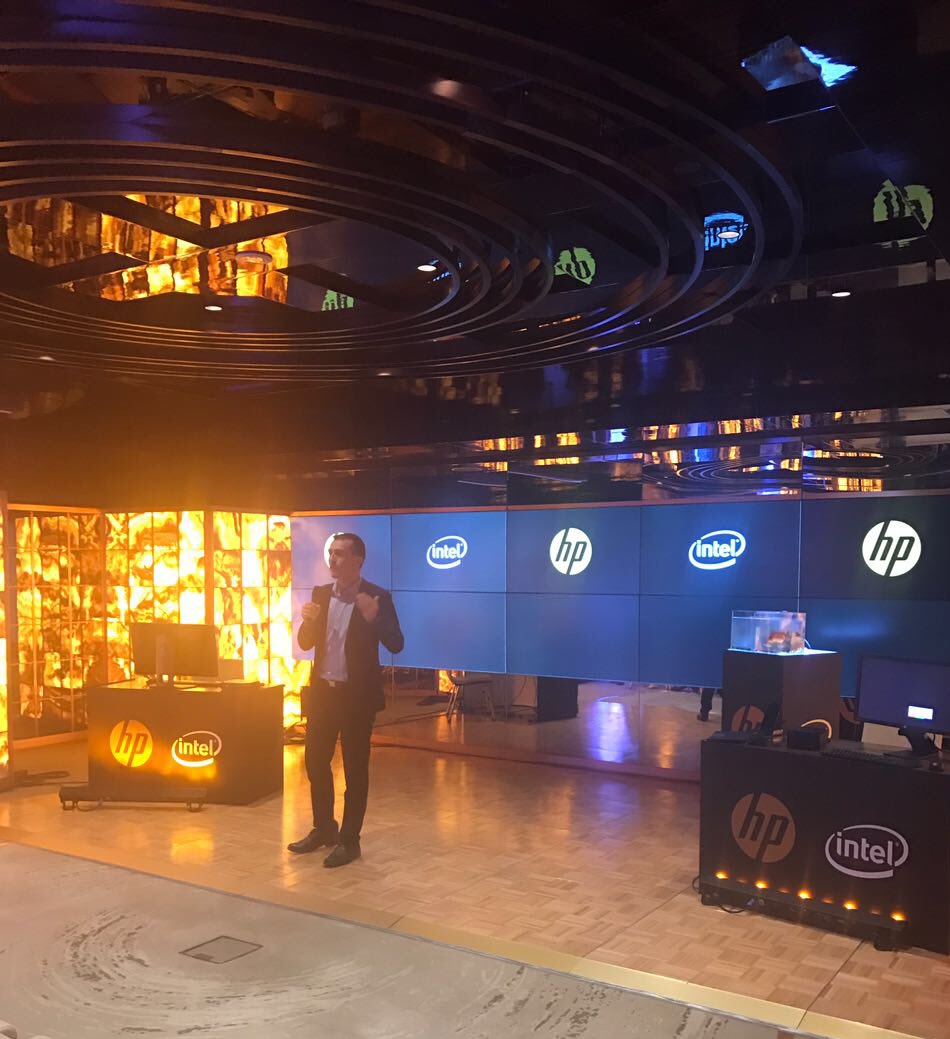 EmreAlaman's tweet photo. Geleceğin ofisini konuşurken sahnede japon balıklarının işi ne? Çünkü  #hpelitex3 su geçirmiyor ve #hpz2mini en az onlar kadar sevimli 🐠😀 https://t.co/bWt8zd3Ljg