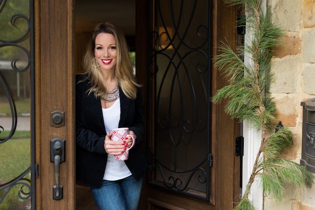 goPixora's tweet photo. @Honeywerehome 's house is very #festive! See how she decorated her home for the #holidays, in this house tour post: https://t.co/ON91fVVVoI https://t.co/AUfqNz6zrX
