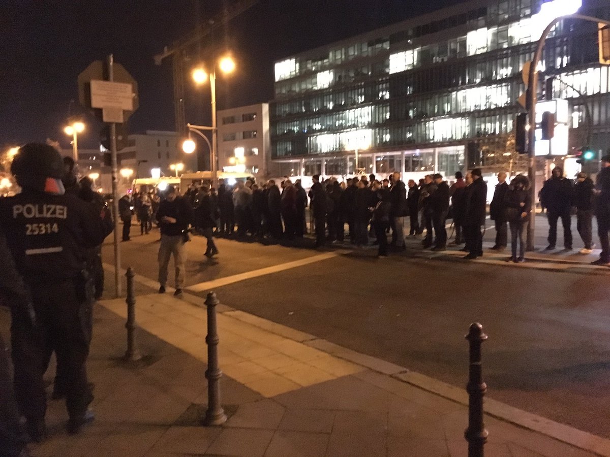 Immer mehr Passanten solidarisieren sich. Polizei will räumen. #CDU Zentrale #DefendBerlin #BerlinAttack