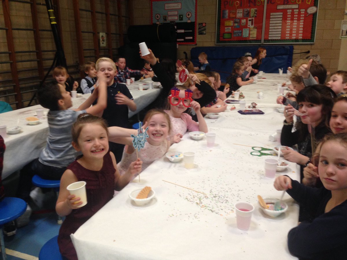 BlacklandsPS's tweet photo. P3&4 had a great afternoon at their party! #looking_cool 😎#sparkly_dresses #fun times https://t.co/9YtJkzmom2