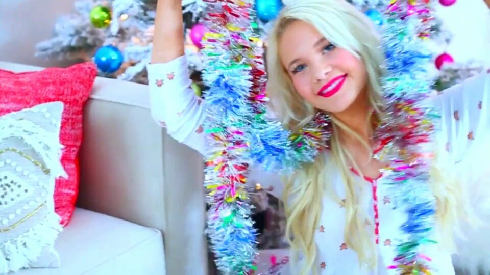 pathetic_child9's tweet photo. @misslexamae Queen slay in new video! ♥ https://t.co/eYJG3Qe6Bf