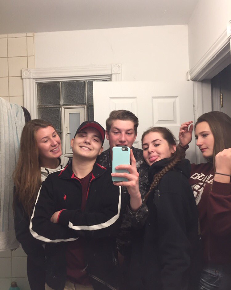 kelsross14's tweet photo. @syd_xoxo_ happy birthday lil peanut ❤️❤️🎉 love ya 🍞🎈🎁🎊🎉 https://t.co/4SMk47ctnt